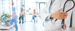Profissional de saúde em ambiente hospitalar representando as mudanças da ONA 2026 com foco na jornada do paciente e na acreditação hospitalar